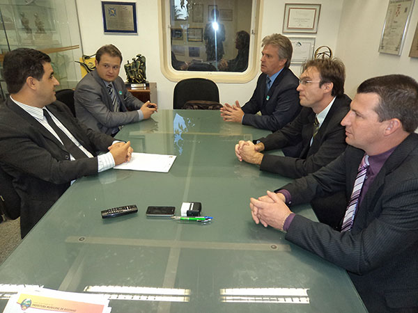No gabinete com os assessores da senadora Ana Amélia Lemos (PP)