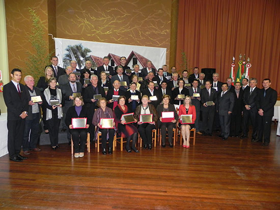 Ex-vereadores e mulheres homenageadas com atuais integrantes do Legislativo e do Executivo do município