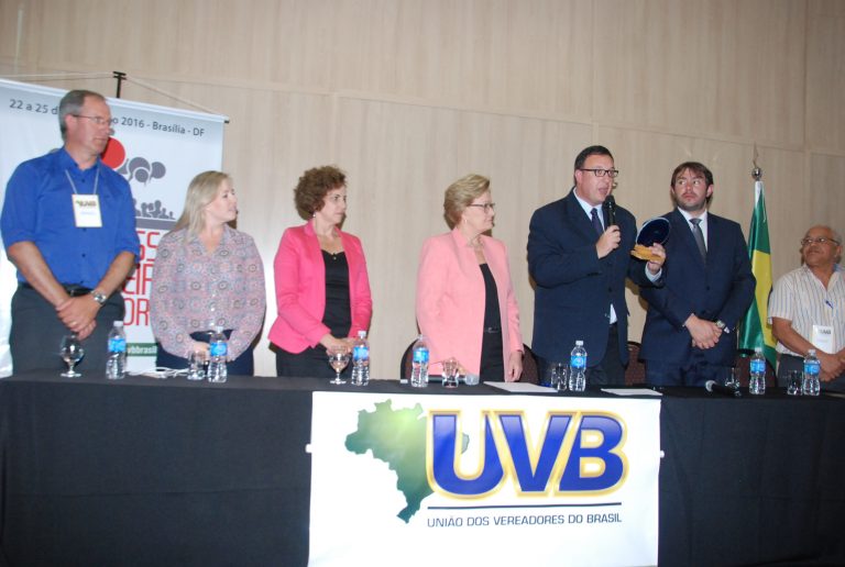 A UVB - União dos Vereadores do Brasil prestou homenagem a Senadora Ana Amélia Lemos, em Brasília. A Vereadora Mareli Vogel participou da solenidade. 